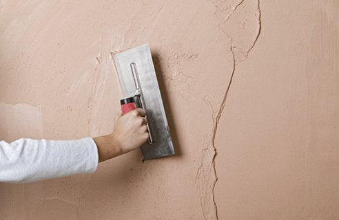 牆壁裂縫很大怎麼辦？專家親授 DIY 修補全攻略，省錢又安心