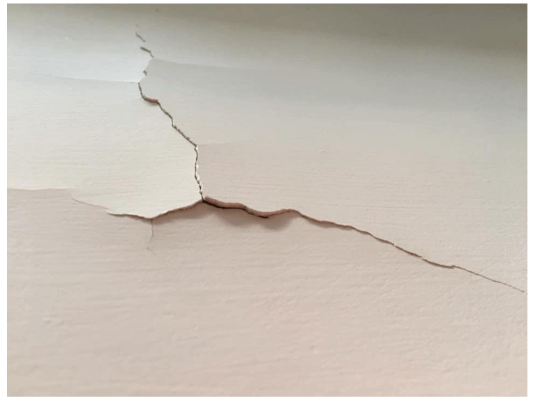 牆壁裂痕全解析：成因、風險與有效修復方法