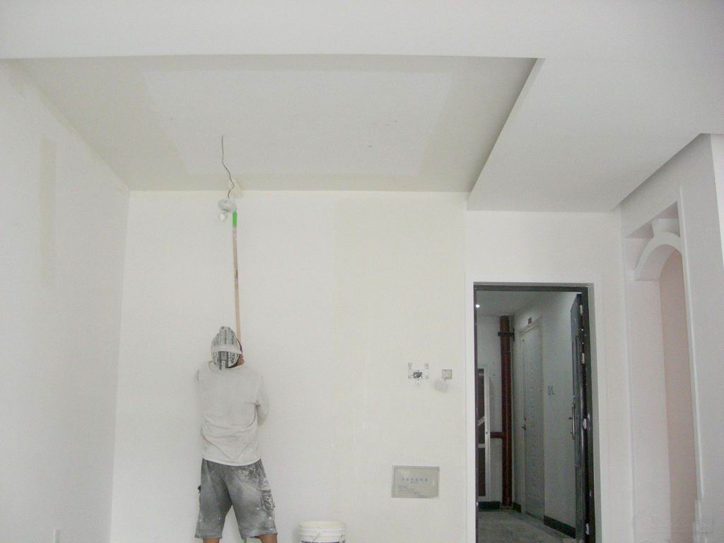 牆面翻新必讀：為什麼「鏟底」是油漆工程成敗的關鍵？ (深度解析)